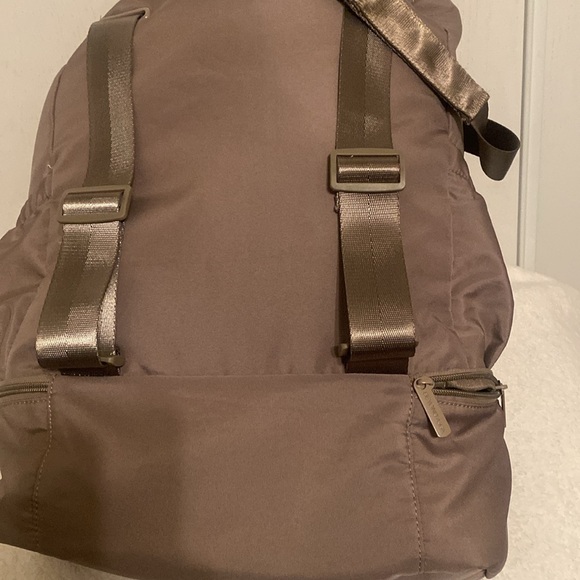 Beyond yoga back pack color gray - Picture 4 of 7